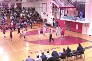 看着都吓人啊！威少高中时期被对手从空中狠狠地放倒在地上