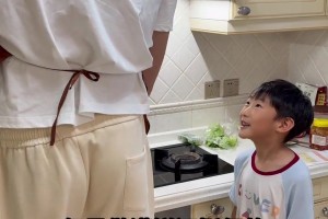 扎心了！周琦儿子：爸爸 你投三分不行 但是做鸡蛋灌饼还挺行的