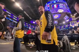 金钟国主动爆料结婚！博主：与儿时偶像金钟国在湖人主场对话了！