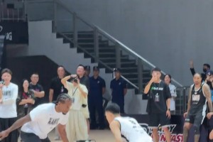 吸盘？莱昂纳德这手是真大啊！防守李观洋还是收着防了！