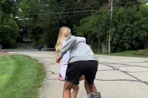 恢复顺利！哈利伯顿身穿保护靴 公主抱妻子秀恩爱