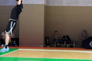 张镇麟参加活动展示篮下脚步接双手暴扣