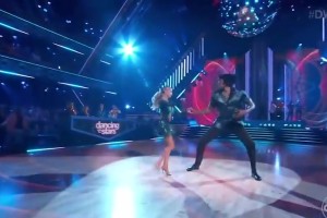 大秀舞姿！霍华德怀里的这个妹子，身材太过娇小了吧