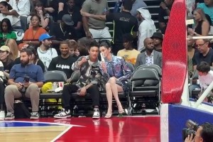 兴趣变事业！何猷君热爱看球 爱妻大长腿被拍成1米6感觉了