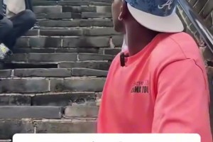 融入中国文化了！爱德华兹来到长城，嘴里念叨着中文“华子！”