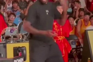 小卡感受中国武术，脸上的笑容难以抑制