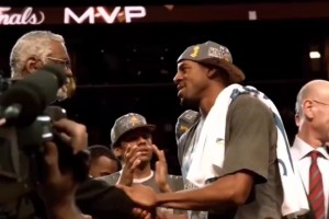 于嘉：如何看待自己15年没拿到FMVP？库里：我22年拿到了，已经释然了