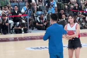 重心差点不稳！让吴艳妮来投三分球，属实有点为难她了！