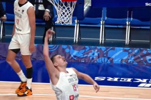 逆天球感！名场面：约基奇随手把球往计时器砸，然后球掉进篮筐！