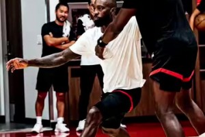 欢迎回家！火箭官方晒卡佩拉回归火箭训练馆和新队友磨合！