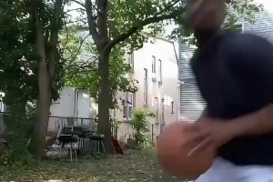 这位真是没少看！网红恶搞：哈登是怎么打球的？