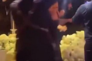 塔图姆的脚伤看来恢复得很不错啊~在比尔的婚礼上都可以跳舞了
