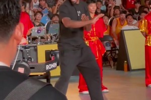 切磋一下？哈登中国行打完咏春后 现在莱昂纳德也来开打了~