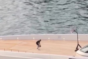 太豪华了！威少在自己的私人游艇球场中训练~