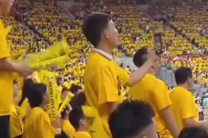 比脏话还有杀伤力？客场球迷唱《世上只有妈妈好》，张镇麟母子面色铁青