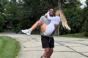 浪漫啊！哈利伯顿和女友散步 突然一个公主抱给女友抱起来~