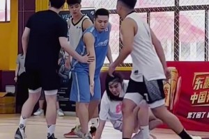 妹子打球被撞倒不用男生扶，自己用单打找回来