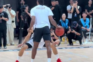 伦纳德成都单挑科比门徒 单手抓球！！！！青春回来了...