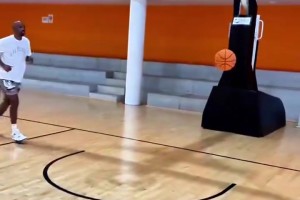 中投靓仔！47岁的汉密尔顿依旧能展示自己高超的投篮技术！