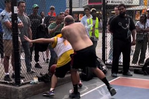 篮球网红方良超在纽约打球遭老外挑衅，随后强硬回应打爆对手！