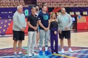 看好这个大宝贝！珍妮阿姨和佩林卡总经理现身欧锦赛慰问东契奇