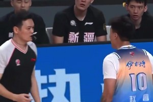 赵睿在新疆最经典一幕？直接冲撞裁判，被驱逐出场！