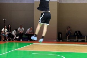 篮下原地起跳暴扣，有一说一张镇麟的身体素质在CBA相当炸裂！