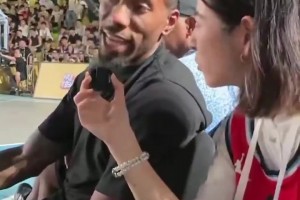 短发高颜！小卡解释自己进球口头禅，女记者听的津津有味