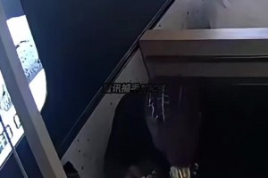 大口吃面！莱昂纳德中国行点名吃乔治同款拉面 吃的是真香哈~