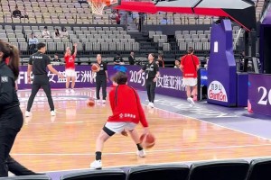 就是这个被大家嫌弃的双手投篮，在亚洲杯击败了我们。。