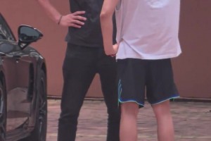 网友拍到朱芳雨街头训胡明轩，小胡伸手不停挠头