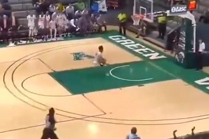 张镇麟在大二赛季上演大风车暴扣燃炸球馆，队友都看嗨了！