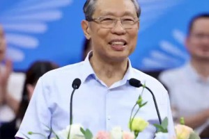 首届“南山挑战杯”篮球邀请赛开幕 钟南山携夫人到场观看~