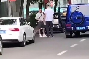 这下金金真去上海了！球迷此前拍到张镇麟与赵继伟依依不舍地拥抱