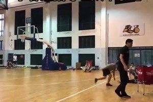 有点东西啊！李春江在界外勾手扔进三分！依旧宝刀不老