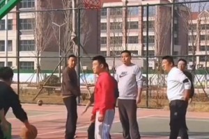 妖孽！这绝对是野球场神仙打法 逆天球感直接惊呆对手！