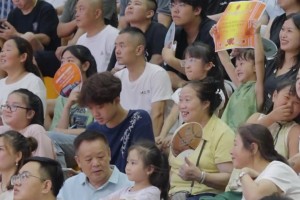 村BA小朋友把奖状晒出被抓拍 这下全国球迷都知你是学习之星了