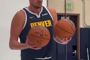 约基奇被要求单手抓球！尝试几次未果：我做不来呀！