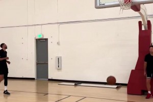 拉文在训练中秀了一记胯下换手暴扣，跟喝水一样简单！