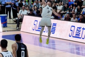 有点猛哦！徐杰接近完成空中转体暴扣