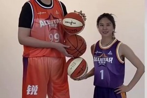 身高差距三个球！2米23的张子宇和1米8的王思雨合影，这反差简直了