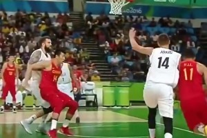 一点都不虚的！里约奥运会易建联一步过掉约基奇飞身暴扣