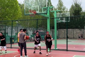 国产艾弗森连续2次右侧上篮 结果被堵右路依旧骚气变向右路得分