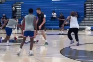 内线勾手得分+外线三分进账！媒体人分享杨瀚森海外野球局镜头~