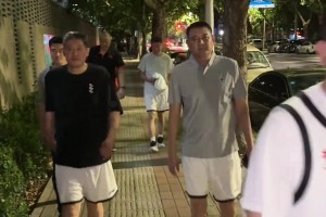 巴特尔晒老一代男篮饭后散步视频：真想回到一起打球的日子