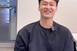 灿烂的笑容！正式加盟北京！赵睿：选择24号球衣是因为科比！