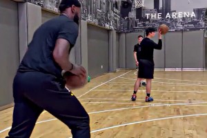 詹姆斯投篮姿势来啦！备战新赛季