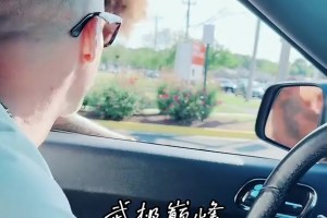 曾经的NCAA全美一阵韦斯特向等候红灯的路人乞讨～