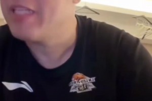 真要退了？此前韩德君在直播间落泪回应退役：我的巅峰期已经过了