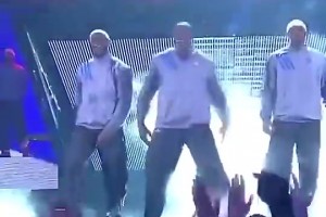 笑死！当年詹韦霍瓜一同出场尬舞，罗斯则一脸淡定